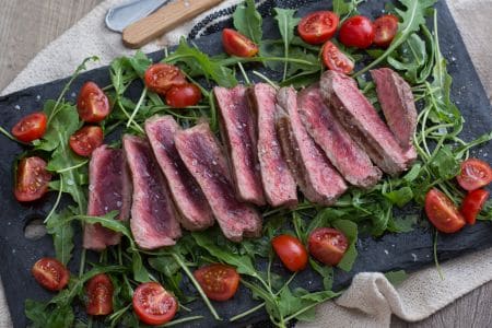 Tranche de bœuf avec roquette et tomates cerises
