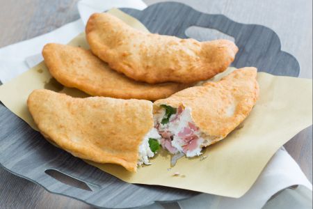 Pizza frite avec mortadelle et mozzarella de bufflonne