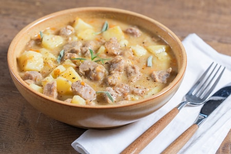 Ragoût de veau avec des pommes de terre