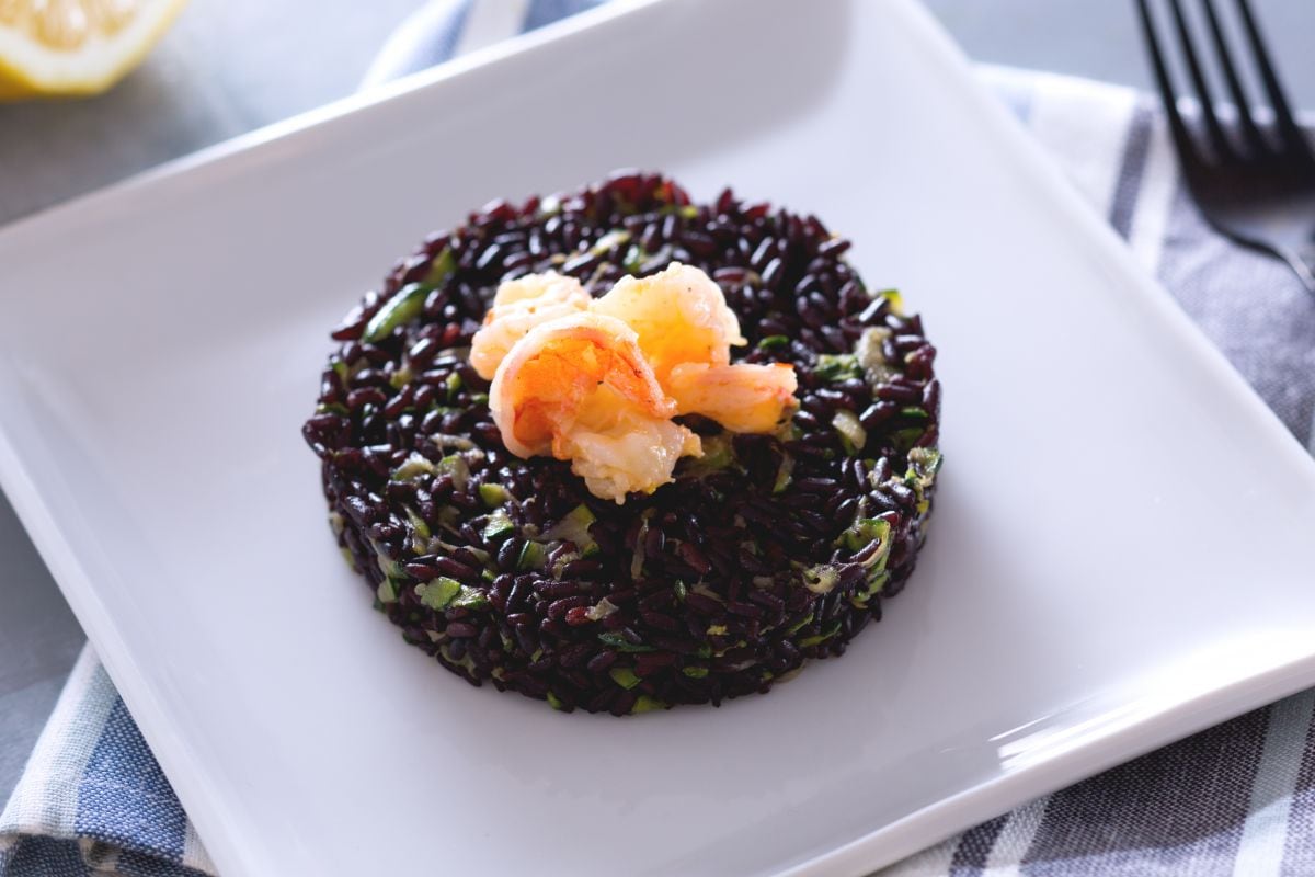Riz Venere avec crevettes et courgettes