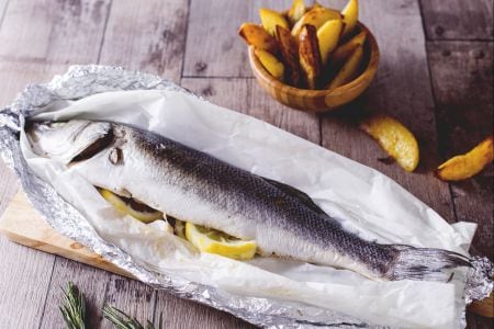Bar au four avec pommes de terre au citron