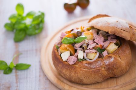 Grande salade dans le pain