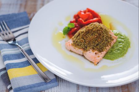 Filet de saumon avec croûte croustillante sur velouté de courgettes et menthe
