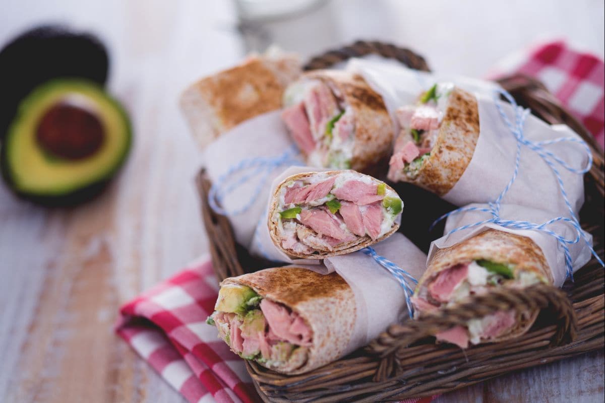 Wrap de thon et avocat avec sauce au yaourt et daikon