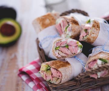 Wrap de thon et avocat avec sauce au yaourt et daikon