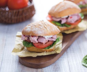 Sandwich épicé au thon, chèvre et pesto d'olives