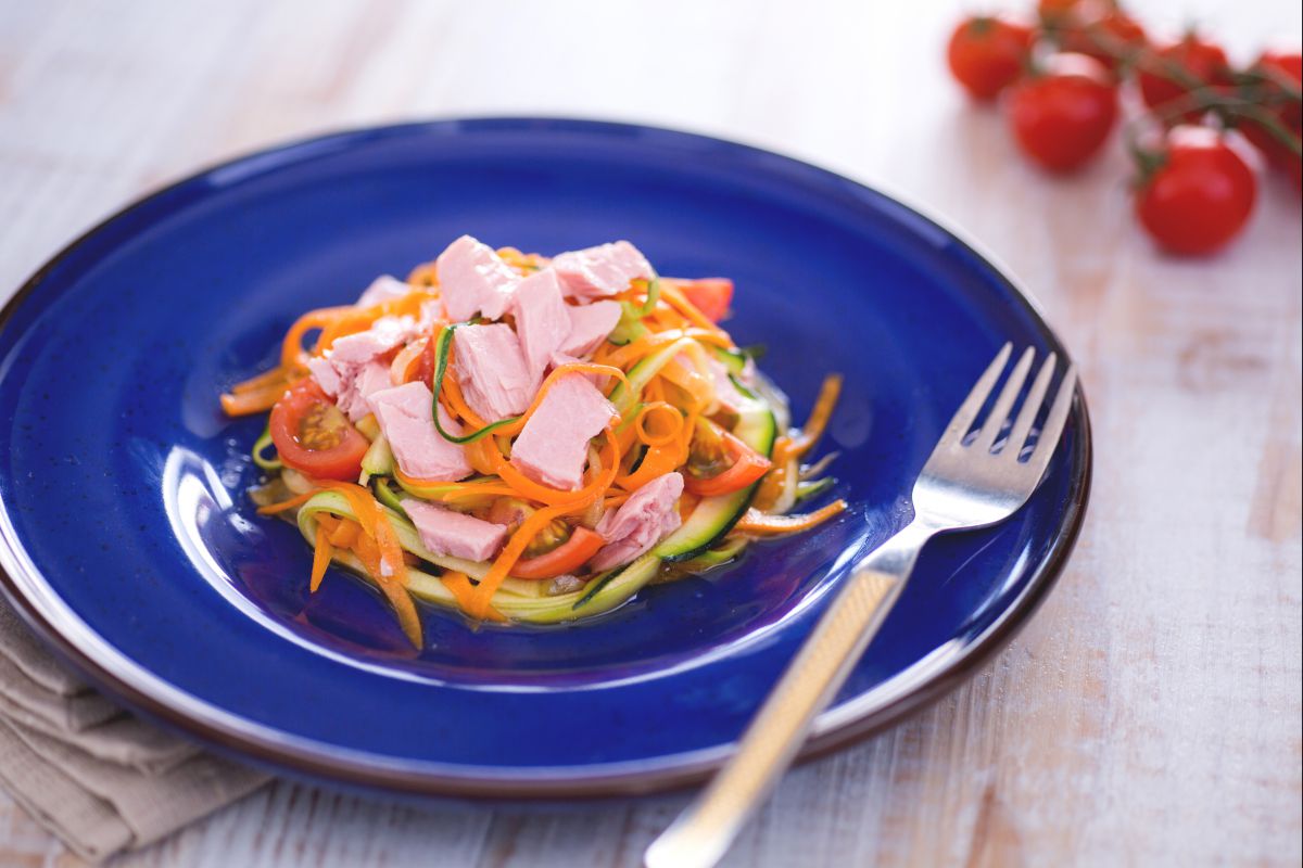 Nouilles de courgettes et carottes avec thon et tomate