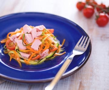 Nouilles de courgettes et carottes avec thon et tomate
