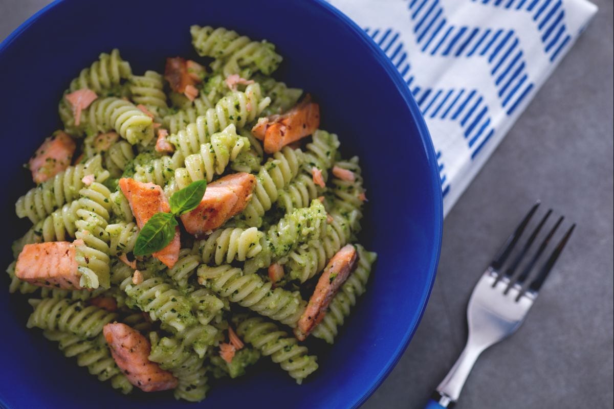 Fusilli au pesto de courgettes avec saumon