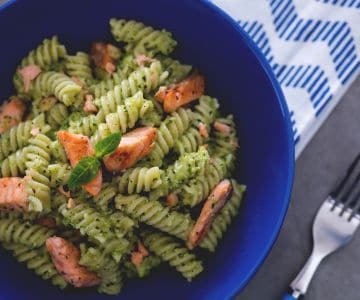 Fusilli au pesto de courgettes avec saumon