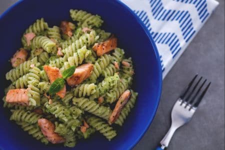 Fusilli au pesto de courgettes avec saumon