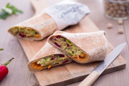 Wrap avec houmous épicé et légumes