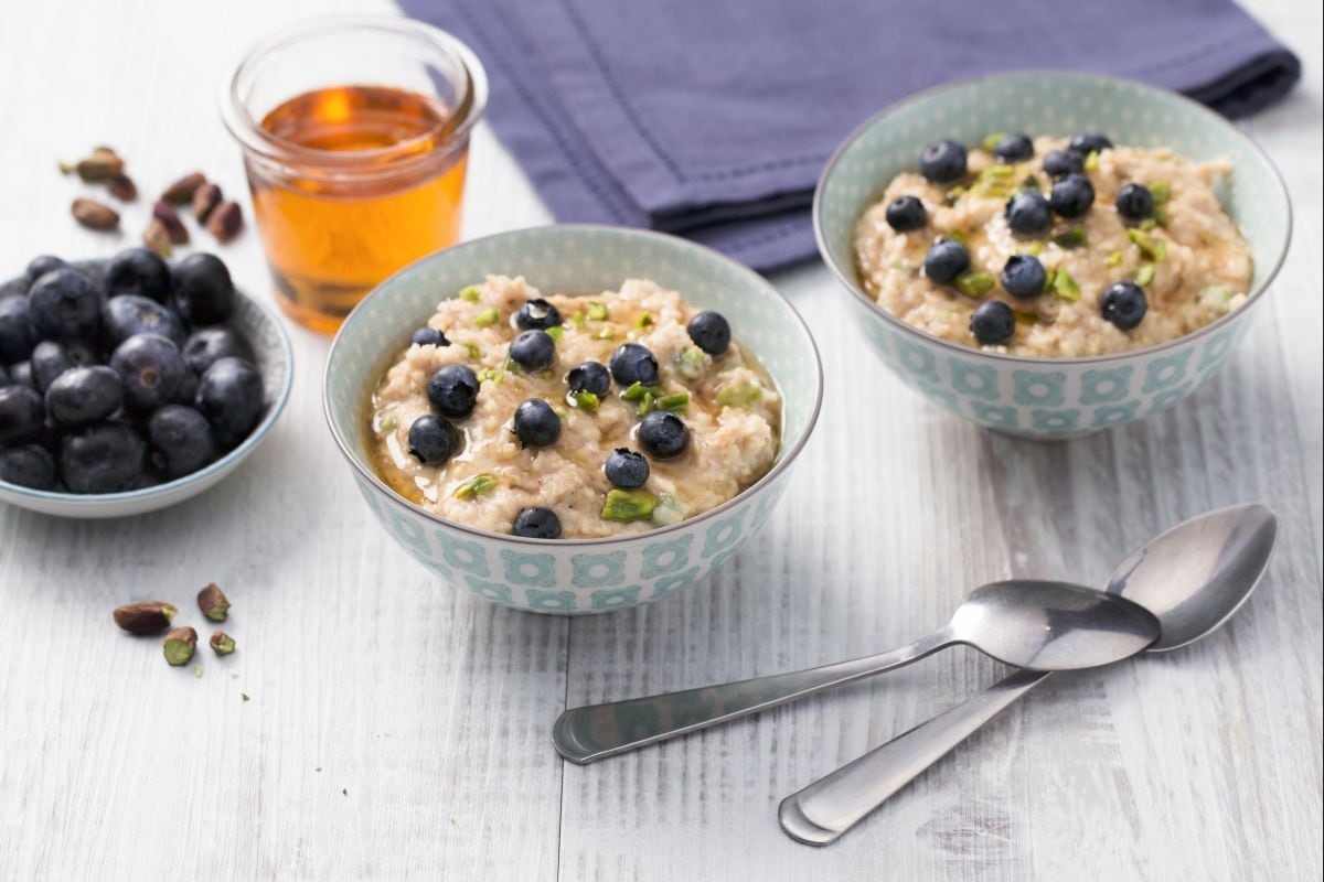 Porridge aux myrtilles et pistaches
