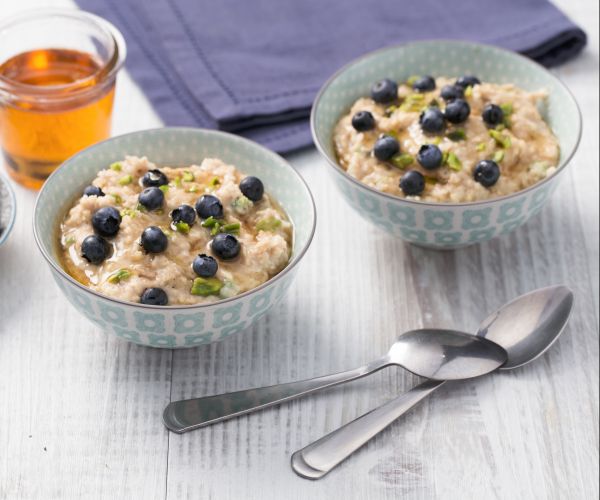 Porridge aux myrtilles et pistaches