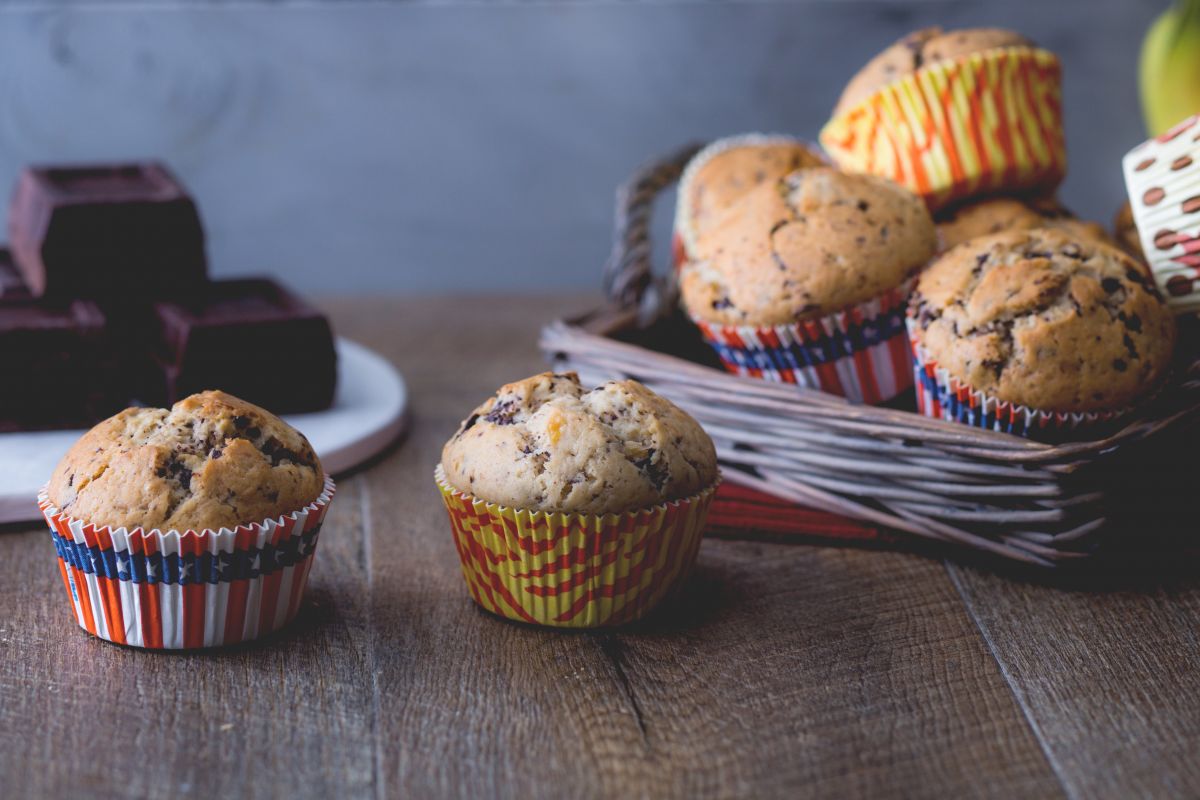 Muffins à la banane et pépites de chocolat (muffins du bonheur)