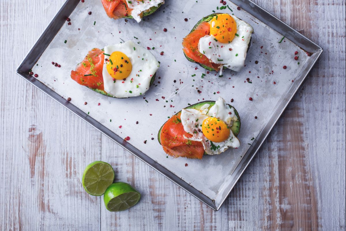 Avocat, œufs et saumon