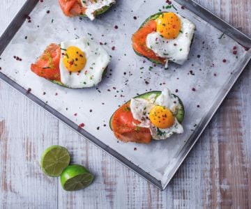 Avocat, œufs et saumon