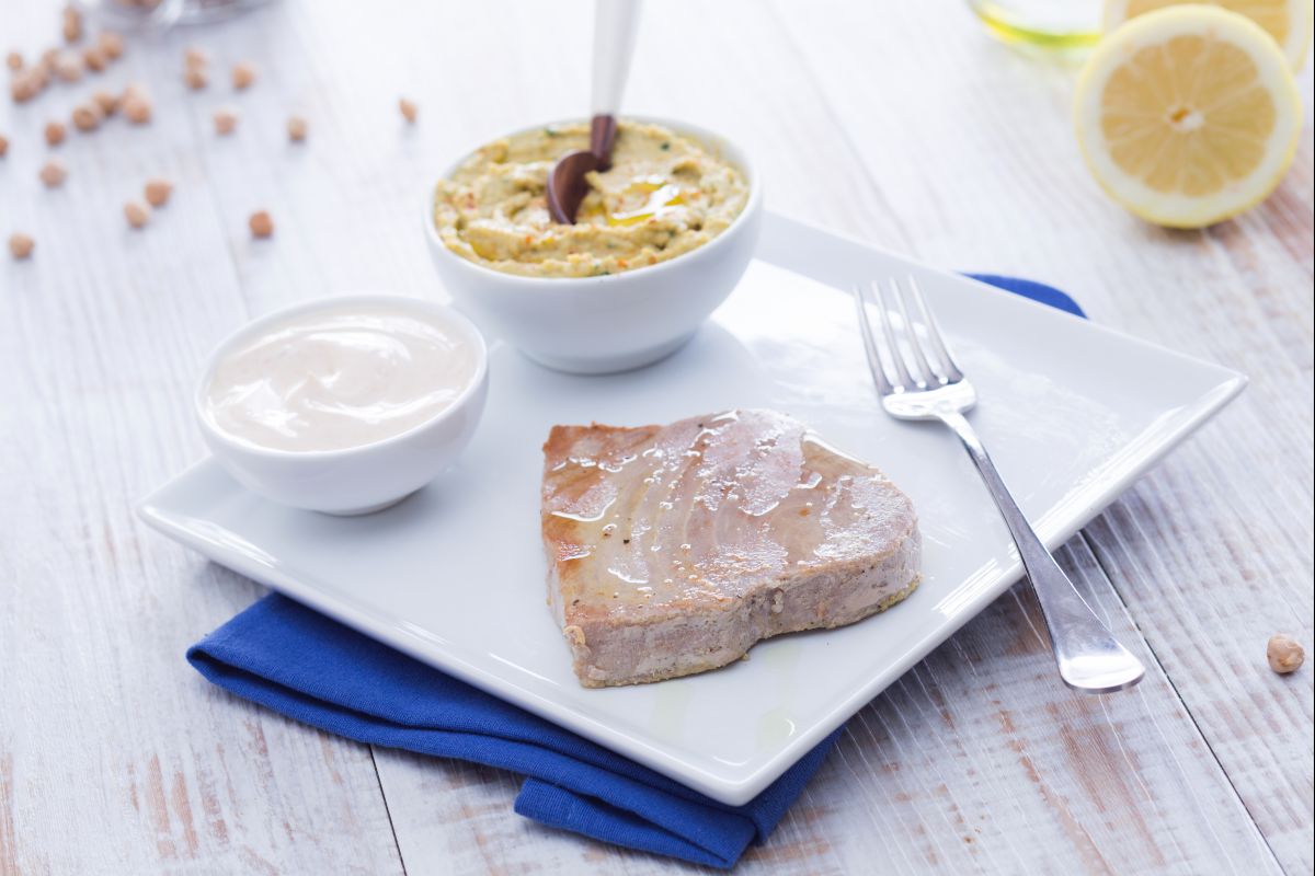 Filets de thon à la tahini avec houmous