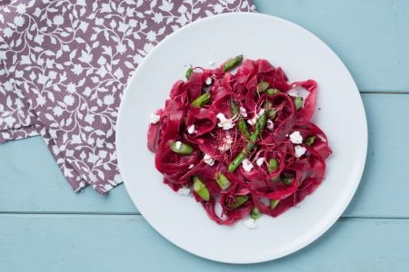 Tagliatelle à la betterave avec asperges