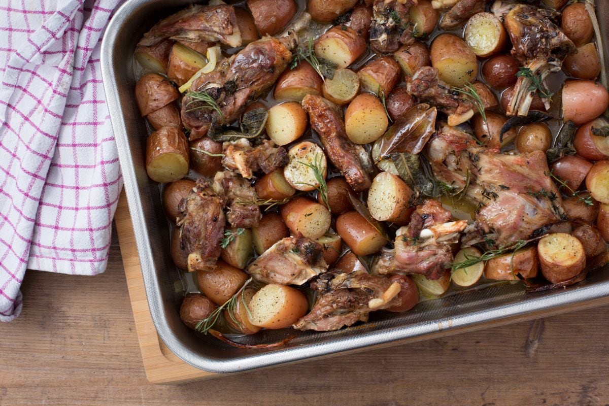 Agneau rôti avec pommes de terre