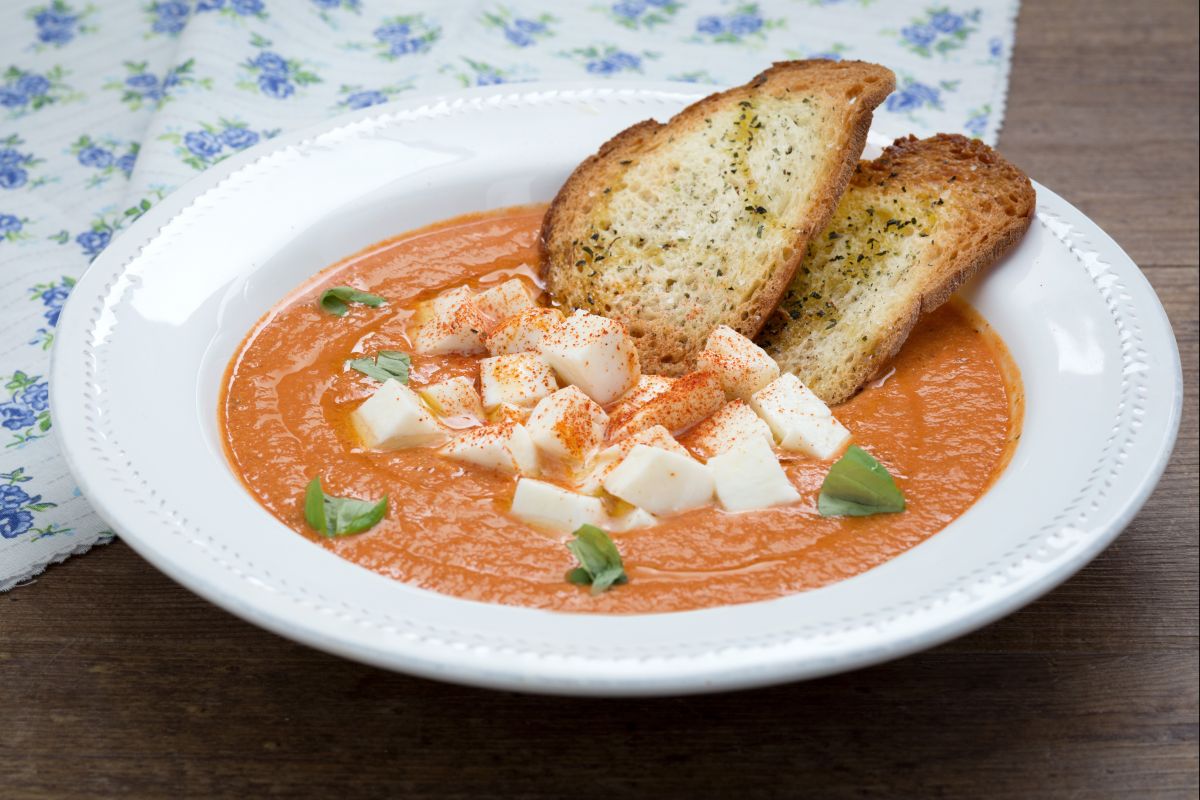 Soupe de tomates rôties et mozzarella