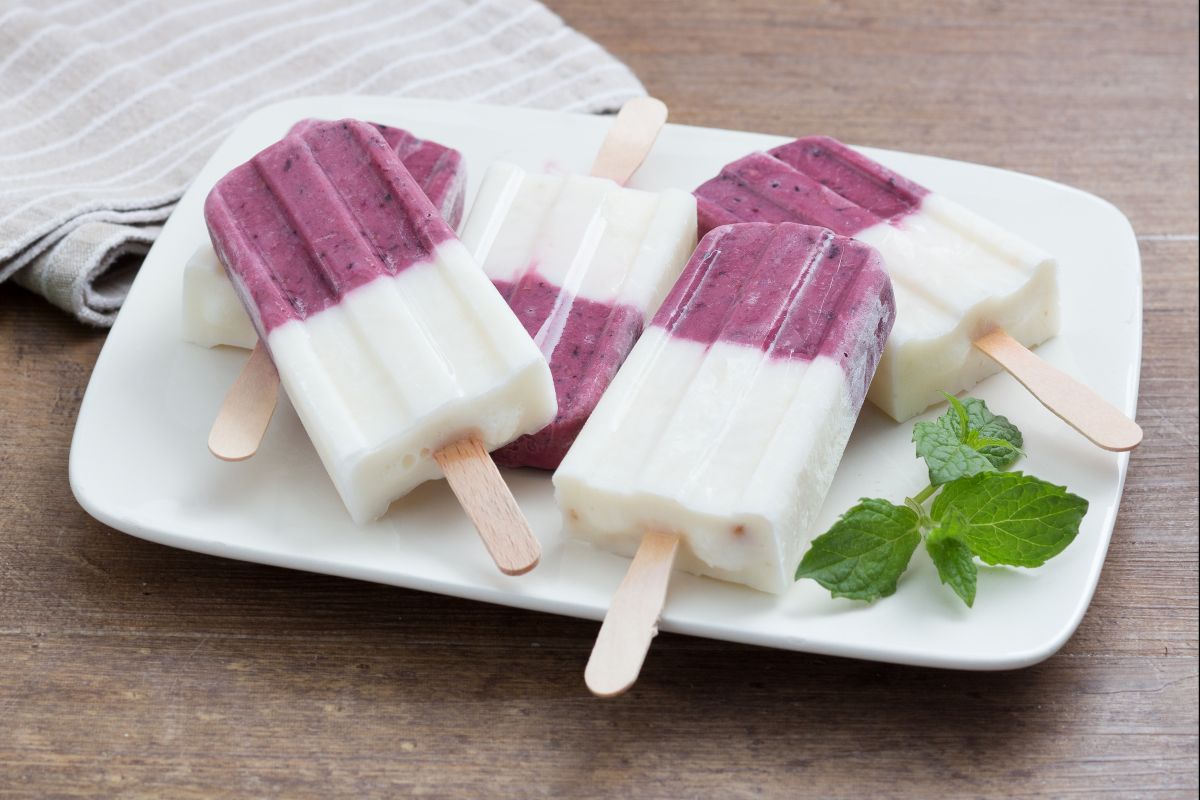 Glace au yaourt et fruits sur bâtonnet