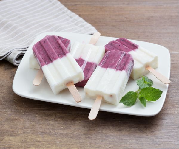 Glace au yaourt et fruits sur bâtonnet