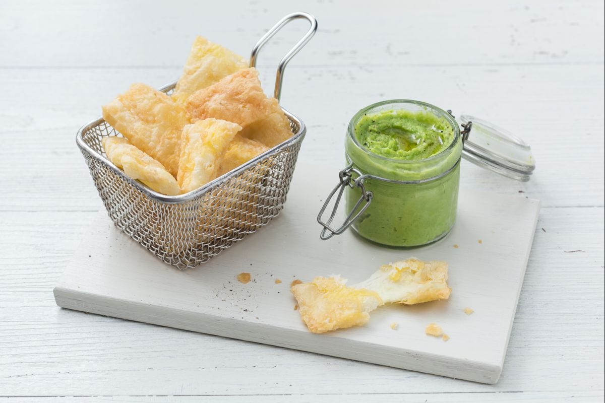 Pecorino frit frit avec crème de fèves