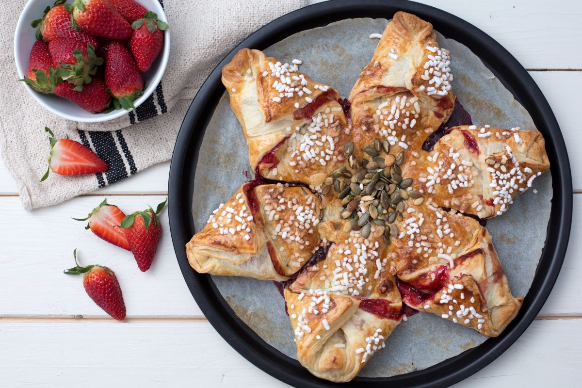 Roulade de pâte feuilletée aux fruits et chocolat