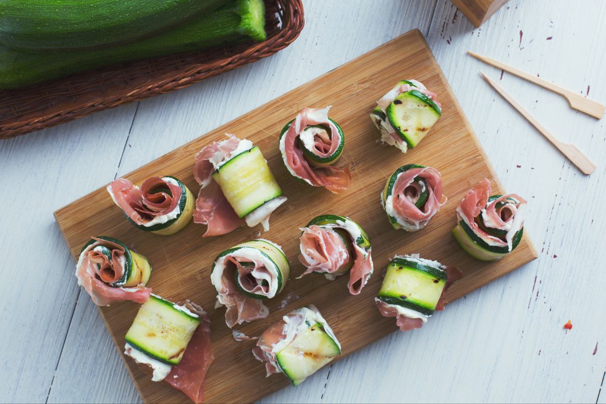 Roulés de courgettes avec jambon cru et robiola