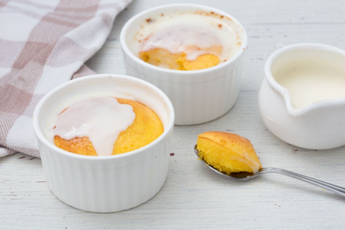 Soufflé de ricotta au citron avec sauce au citron et cannelle