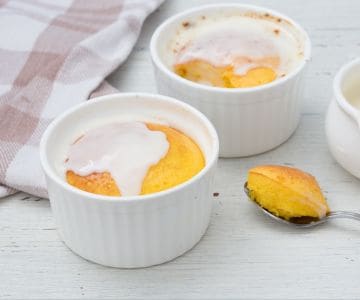Soufflé de ricotta au citron avec sauce au citron et cannelle