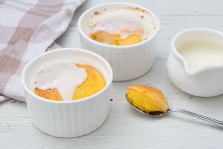 Soufflé de ricotta au citron avec sauce au citron et cannelle