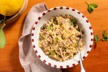 Riz froid au thon, courgettes et citron