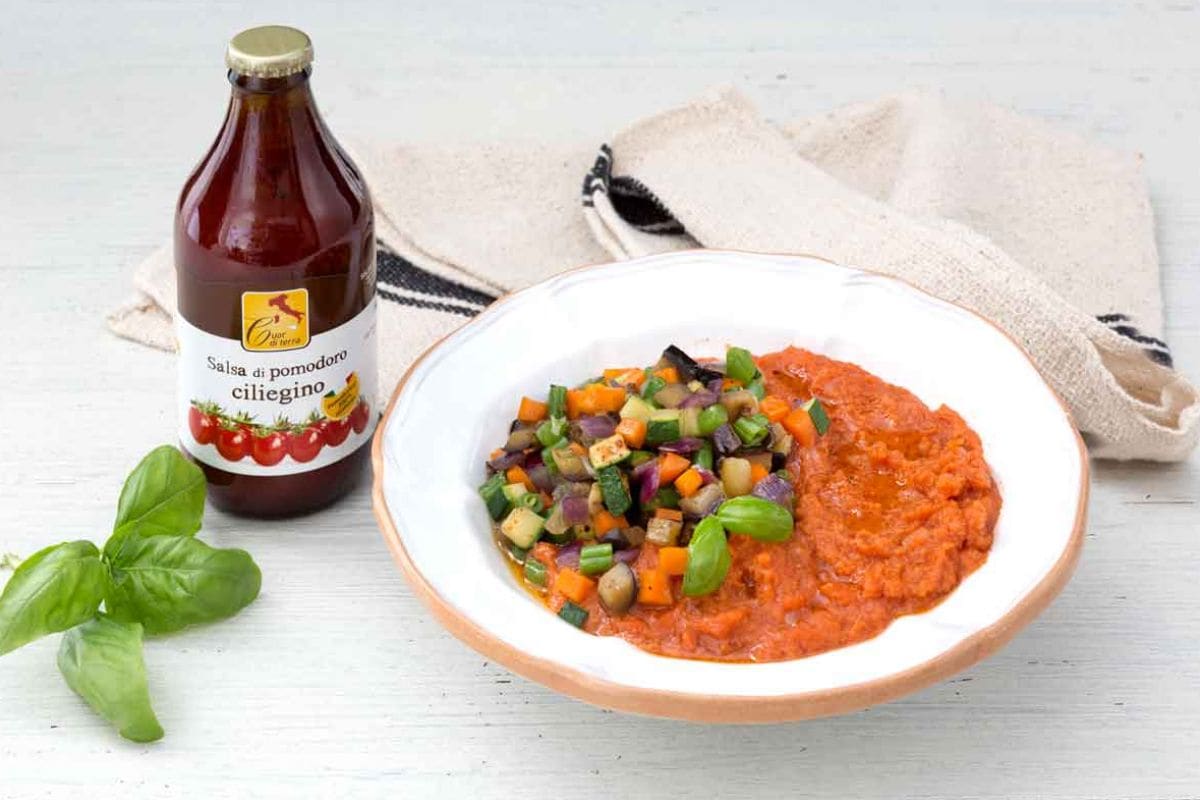Pappa al pomodoro avec printemps de petits légumes