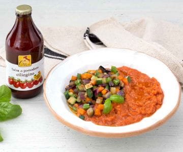 Pappa al pomodoro avec printemps de petits légumes