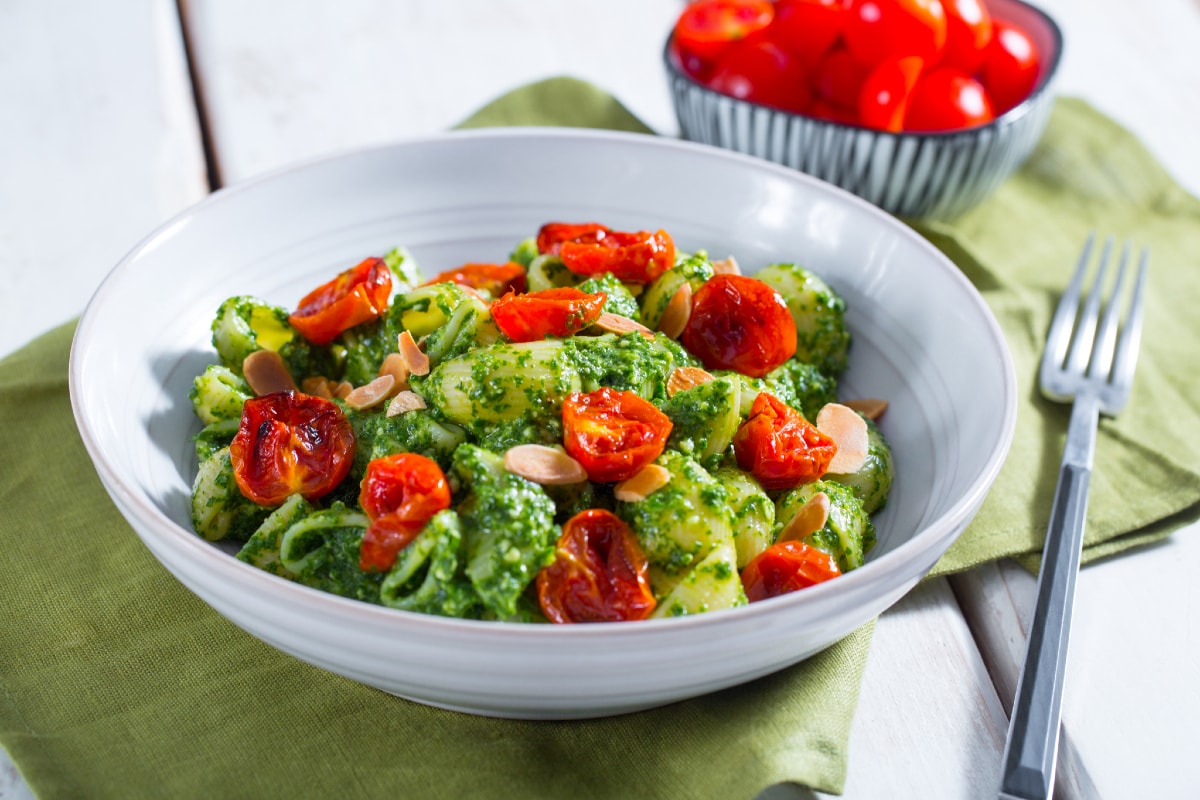 Pâtes au pesto de roquette et citron avec tomates cerises confites