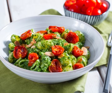 Pâtes au pesto de roquette et citron avec tomates cerises confites