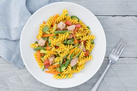 Pâtes froides aux légumes et curcuma