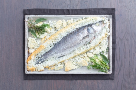 Bar aux herbes en croûte de sel