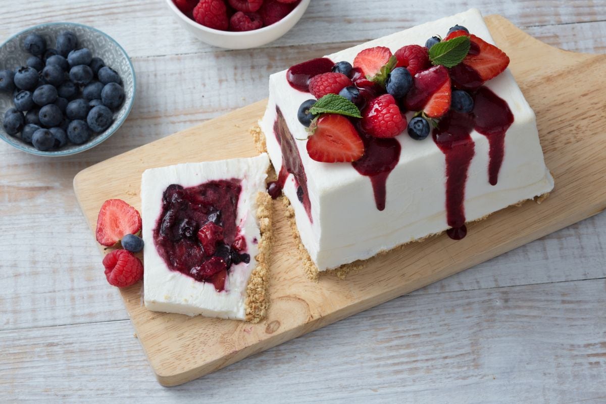 Brique au yaourt avec fruits des bois