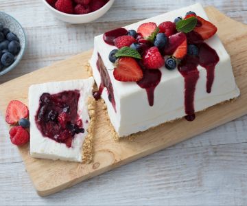 Brique au yaourt avec fruits des bois