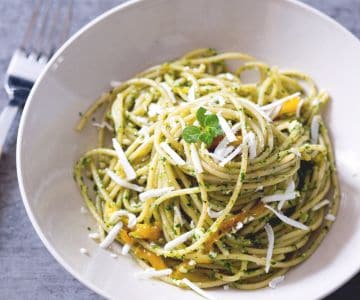 Pâtes au pesto de pousses d'épinards et poivrons