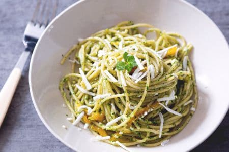 Pâtes au pesto de pousses d'épinards et poivrons