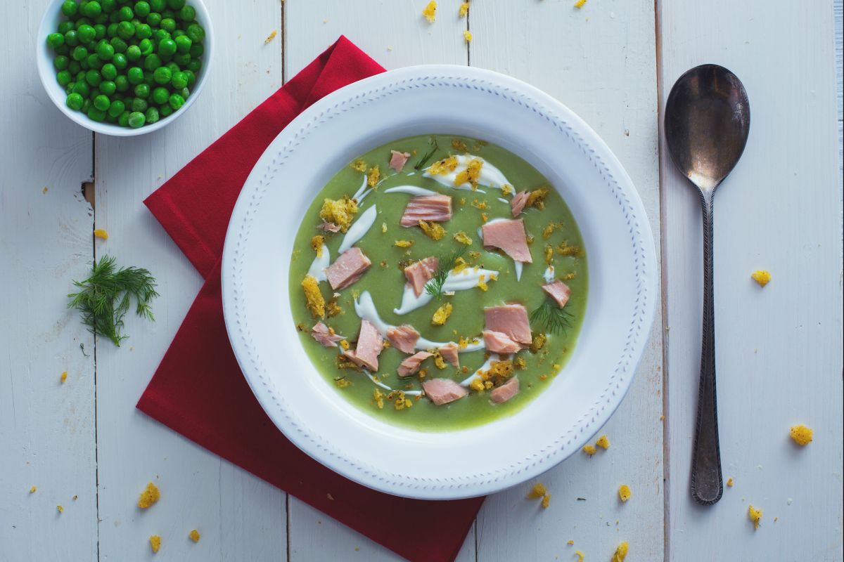 Velouté de pois et pommes de terre avec miettes de thon