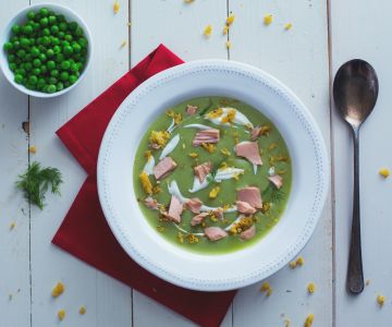 Velouté de pois et pommes de terre avec miettes de thon