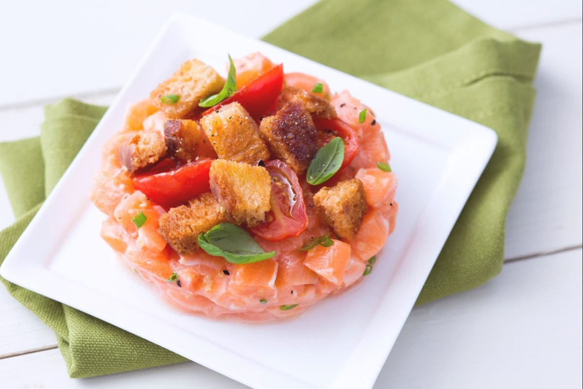 Tartare de saumon et panzanella