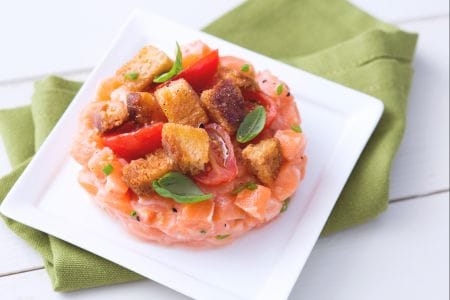 Tartare de saumon et panzanella