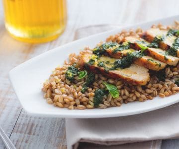 Épeautre tiède avec poulet au miel