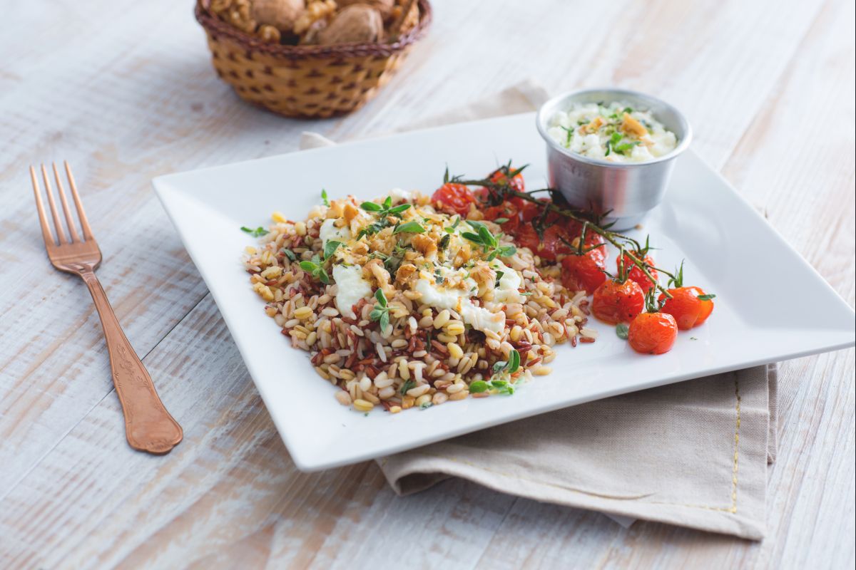 Riz rouge et céréales avec mozzarella de bufflonne et tomates cerises rôties
